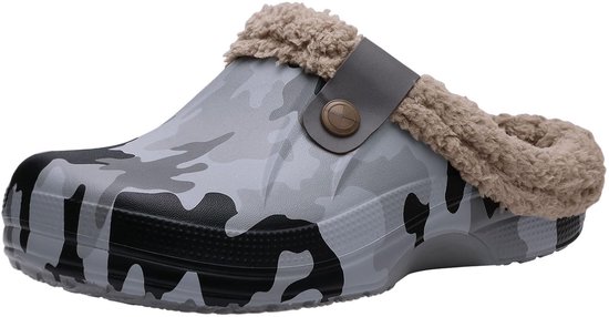 Sabot camouflage gris avec doublure en fourrure crème et boucle grise sur le côté, sur fond blanc.