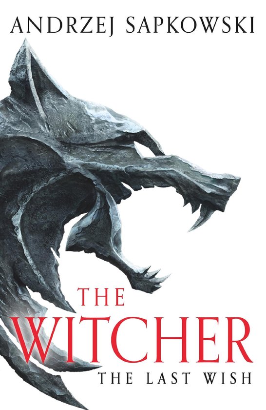 Couverture du livre "The Witcher: The Last Wish" avec une sculpture détaillée en pierre grise d'une tête de loup et du texte rouge.