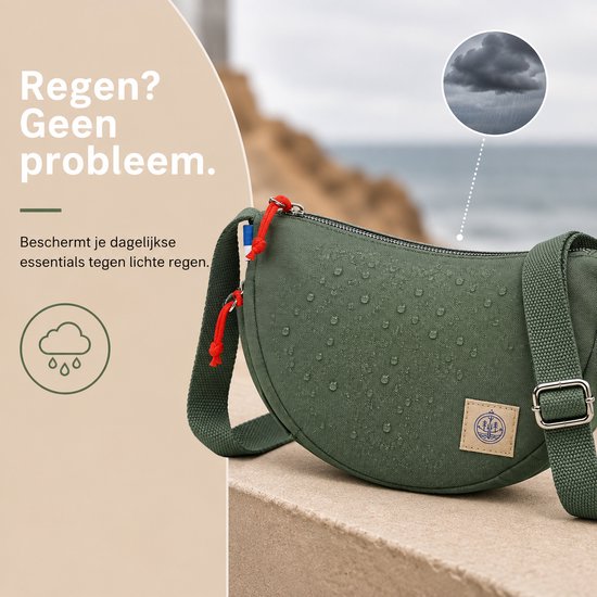 Groene halve maan tas met waterdruppels erop, beschermt tegen lichte regen.