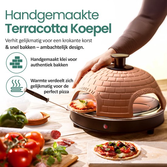 Hand plaatst mini-pizza in terracotta koepeloven. Tekst: Handgemaakte Terracotta Koepel voor een krokante korst.