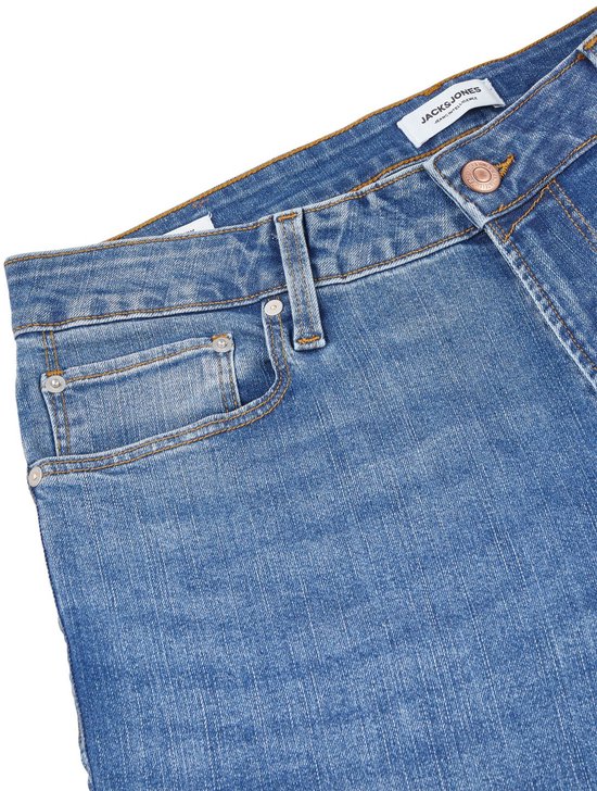 Detail van de taille en voorzak van een blauwe spijkerbroek met JACK & JONES logo op de knoop.