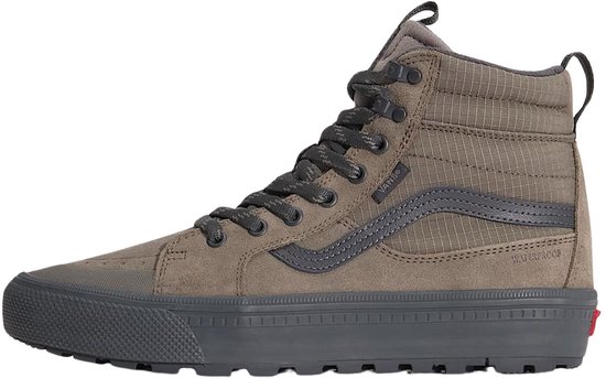 Bruine Vans Sk8-Hi sneaker zijaanzicht met 'Waterproof' opdruk en zwarte rubberen zool.