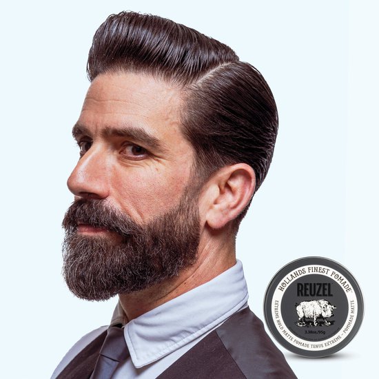 Zijaanzicht van een man met gestyled zwart haar en volle baard, naast een Reuzel Extreme Hold Matte Pomade blik.