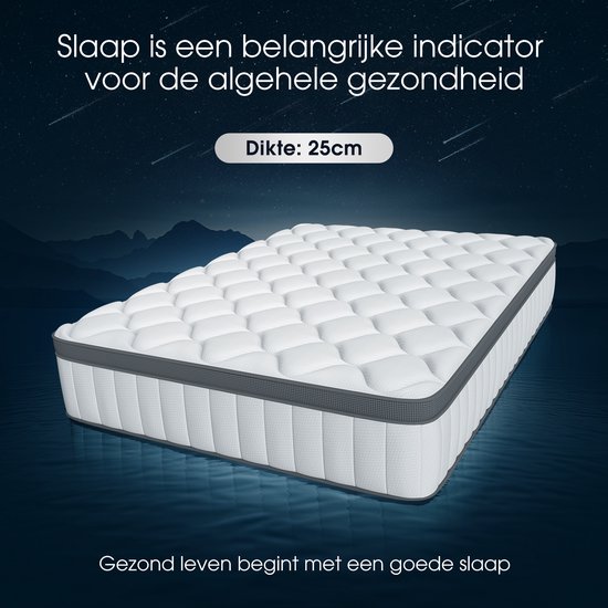 Wit matras met een dikte van 25cm, gepresenteerd boven water tegen een nachtelijke sterrenhemel.
