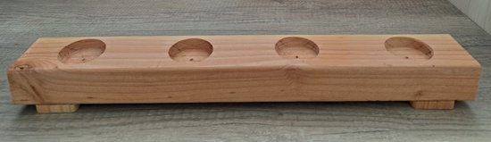 Lange, rechthoekige houten kaarsenhouder met vier ronde uitsparingen voor stompkaarsen.