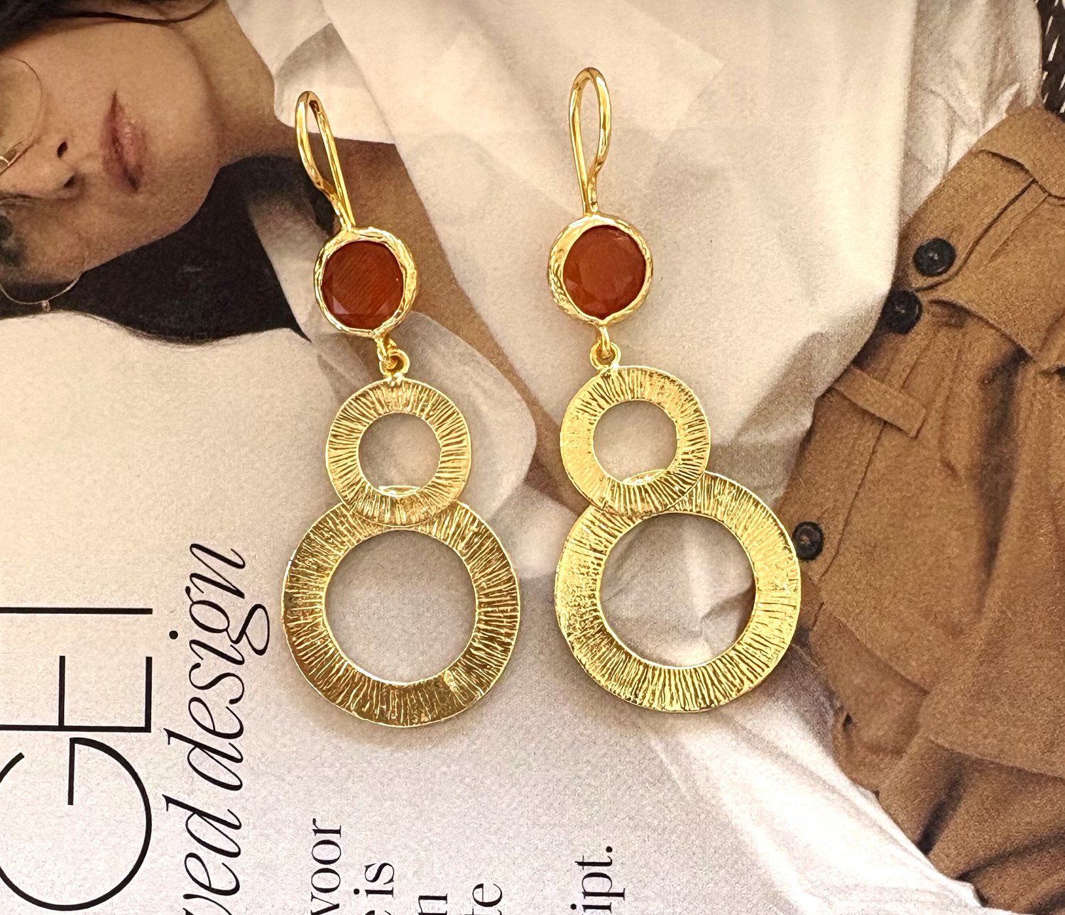 Oorbellen gouden cirkels cateye steen oranje