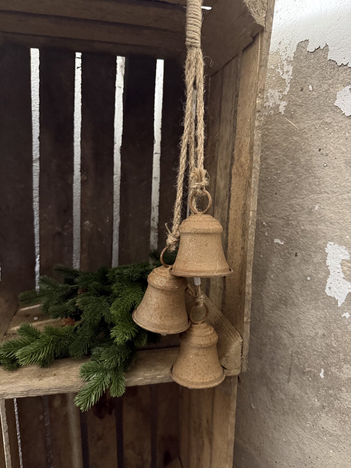 Het Bloemenerf -3 roest klokken aan koord / jute touw - kerstdecoratie - 54cm