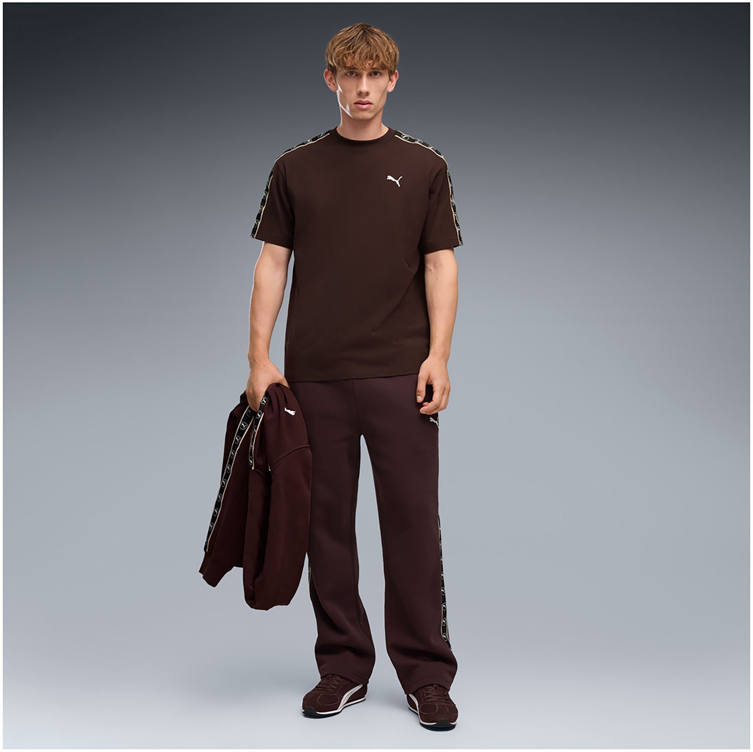 Puma T-Shirt Ess Elevated Tape Relaxed Tee Sportswear Volwassen Bruin