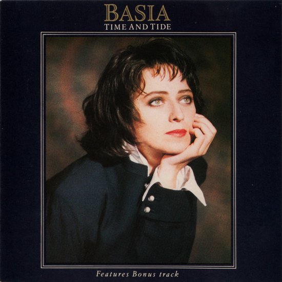 Basia 'Time and Tide' albumhoes met portret van Basia in donker jasje met witte kraag, hand onder kin.