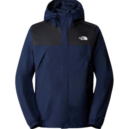 Marineblauwe The North Face jas met capuchon, zwarte schouders en wit merklogo op de borst.