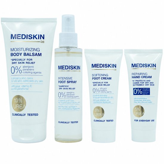 Mediskin set met bodybalsem, voetspray, voetcrème en handcrème, elk in witte tubes en flessen met blauwe opdruk.
