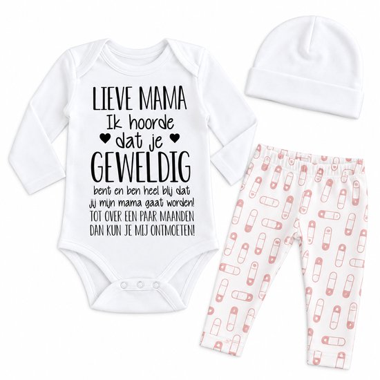 Witte babyset met muts, romper met tekst 'Lieve mama...' en broekje met roze veiligheidsspeldjes patroon.