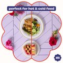 Borden met gouden rand gevuld met warm hoofdgerecht, salade, taart en gebak. Tekst: perfect for hot & cold food.