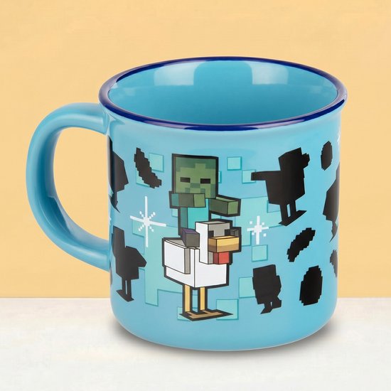 Lichtblauwe Minecraft-mok met een pixel-patroon van een zombie op een kip, omringd door zwarte silhouetten.