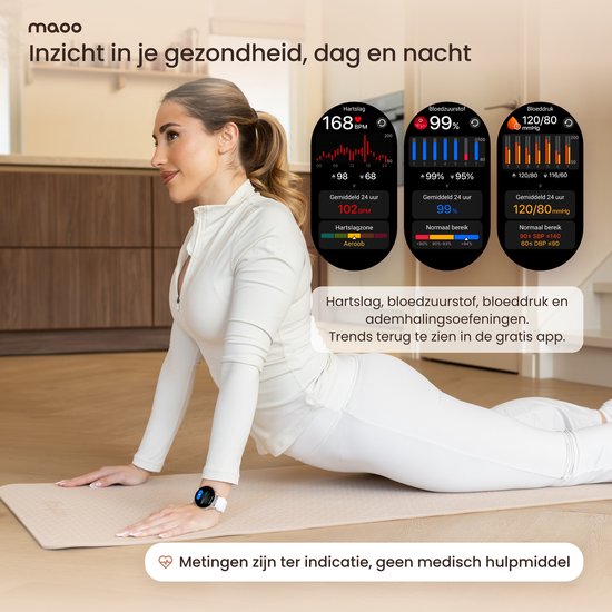Vrouw doet yoga met haar horloge; de display toont realtime gezondheidsmetingen van hartslag en bloeddruk.
