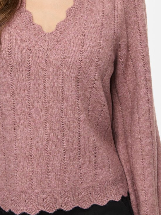 Close-up van de roze VILA gebreide trui met V-hals, fijne verticale ribbels en geschulpte rand.