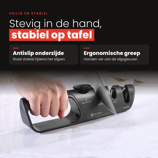 Hand die een mes door de sleuf van de zwarte, ergonomische en stabiele messenslijper trekt.