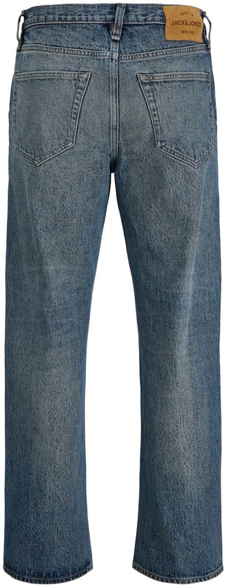 Achterkant van blauwe jeans met een relaxte pasvorm, twee achterzakken en een bruin Jack & Jones label.