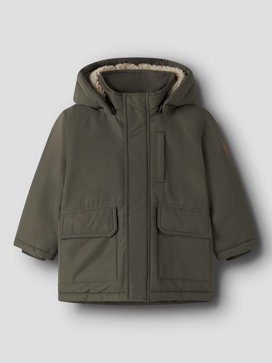 Olijfgroene parka met capuchon, imitatiebontvoering, klepzakken en een bruine logopatch op de mouw.