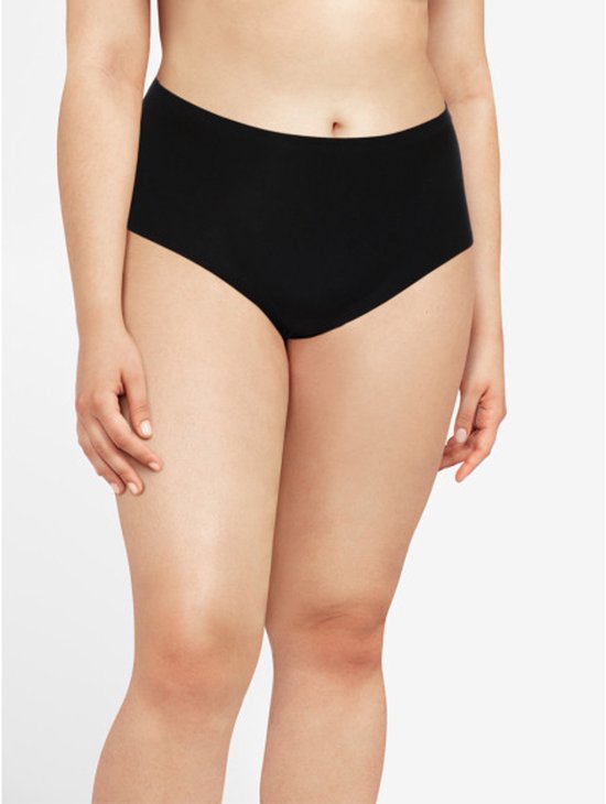 Zwarte, naadloze slip met hoge taille van Chantelle, gedragen door een model.