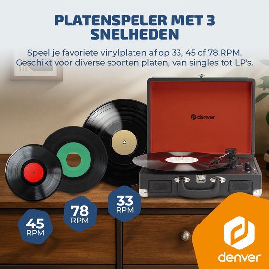 Zwarte Denver platenspeler naast drie vinylplaten van verschillende formaten met instelbare 33, 45, 78 RPM.
