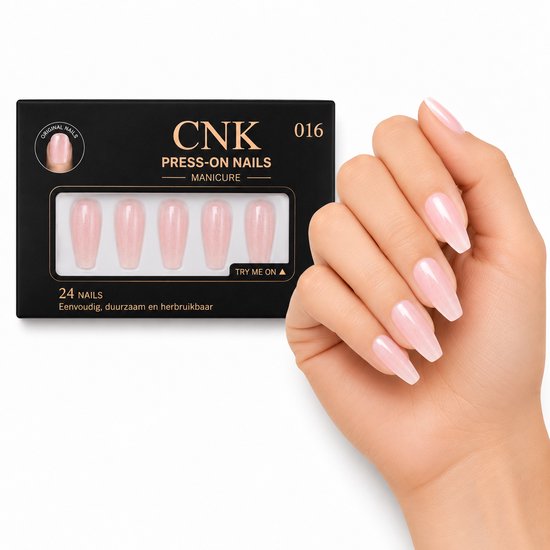 Roze glanzende doodskistvormige press-on nagels in zwarte verpakking met 24 stuks en modelhand.