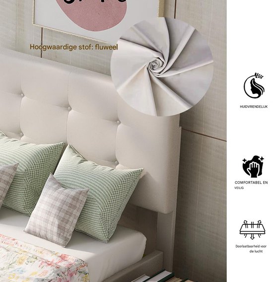 Beige gestoffeerd bed in fluweel met gecapitonneerd hoofdbord en decoratieve kussens. Toont ademende, huidvriendelijke stof.