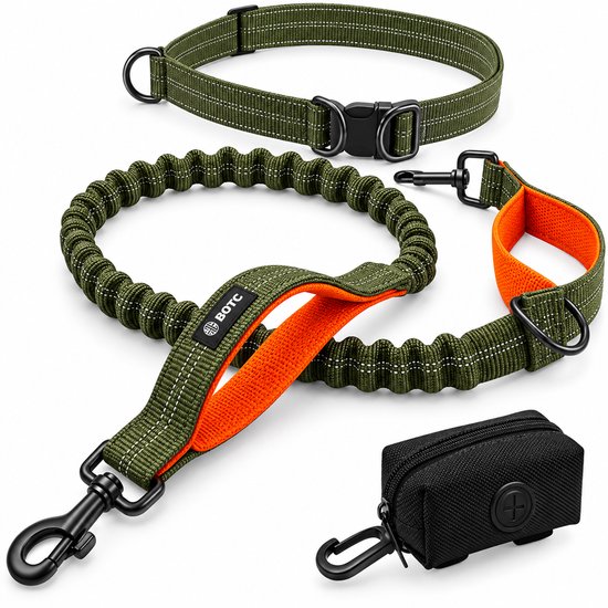 Olijfgroene, reflecterende hondenriem en halsband met oranje voering, voorzien van een zwart poepzakjeshouder-etui.