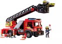 Rode brandweerwagen met uitschuifbare ladder en twee PLAYMOBIL brandweerlieden. Eén man bedient de hoogwerker, de ander met stopbord.