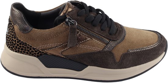 Bruine suède sneaker met luipaardprint en ritsdetail. Goudkleurige accenten aan de zijkant en achterkant.
