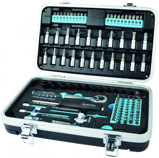 Een open, metalen koffer met turquoise schuiminleg. Bevat een uitgebreide set bits en dopsleutels, waaronder een ratelhandvat, verlengstukken en een koppeling.