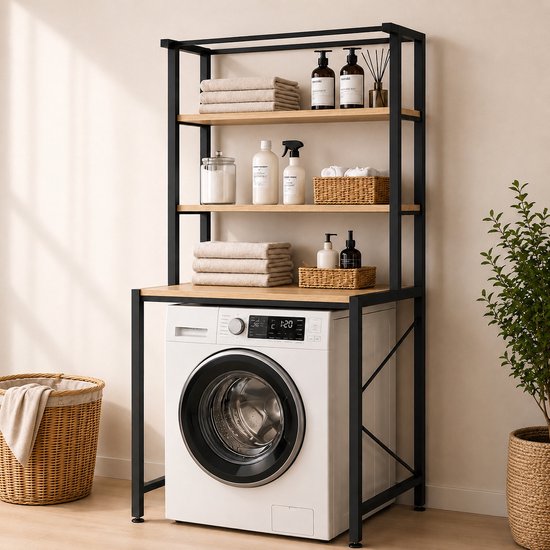 Zwart metalen frame wasmachine rek met houten planken, gevuld met handdoeken, zeepjes en mandjes. Wasmachine met witte deur zichtbaar.