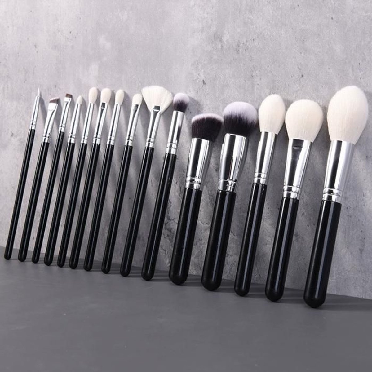 15-delige make-upkwastenset - Complete set met oog-, foundation- en poederkwasten - Geschikt voor professioneel en thuisgebruik.