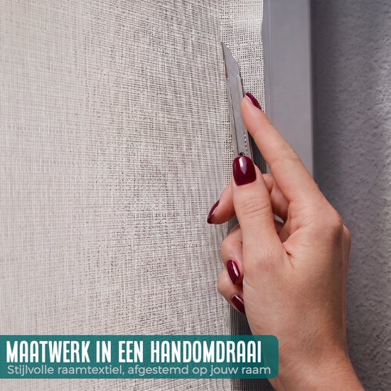 Hand met bordeauxrode nagellak snijdt lichtgrijze raamfolie met textielstructuur op maat.
