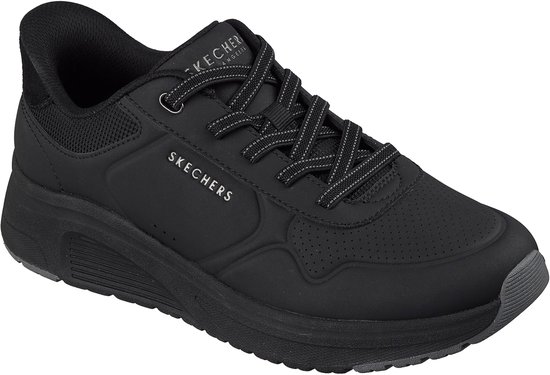 Zwarte Skechers sneaker met veters, ademende perforaties en 'SKECHERS' logo.