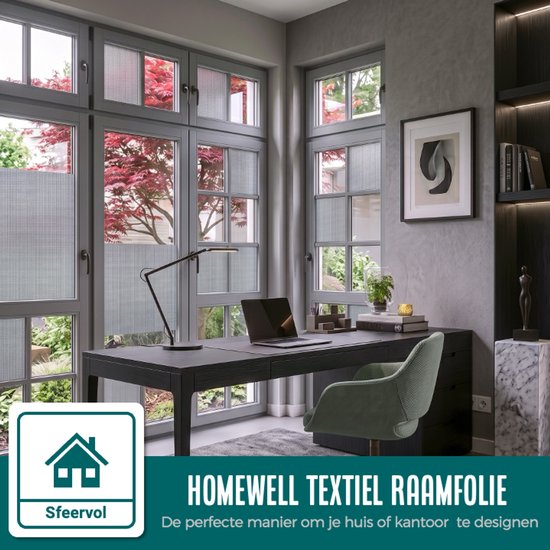 Kantoor met donker bureau, stoel, laptop en grote ramen met horizontale grijze vouwgordijnen. "Homewell Textiel Raamfolie".