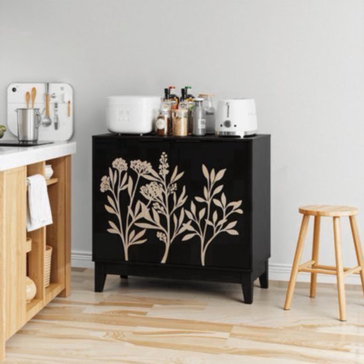 Opbergkast – Vintage Sideboard – Dressoir – Kast – Vitrinekast – Zwart – 80 cm Breed – Handgesneden Bloemmotief – Verstelbare Planken – Vrijstaand – Duurzaam Materiaal