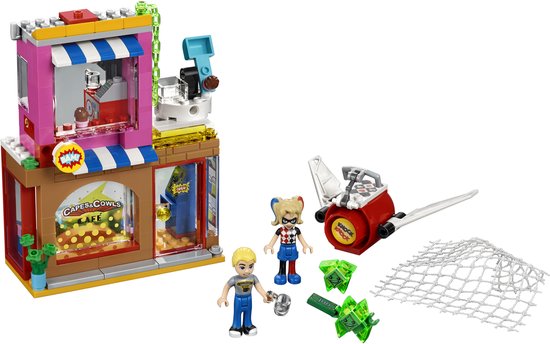 LEGO-set met een roze en bruin gebouw met cafe, twee minifiguren, een katapult en een net.