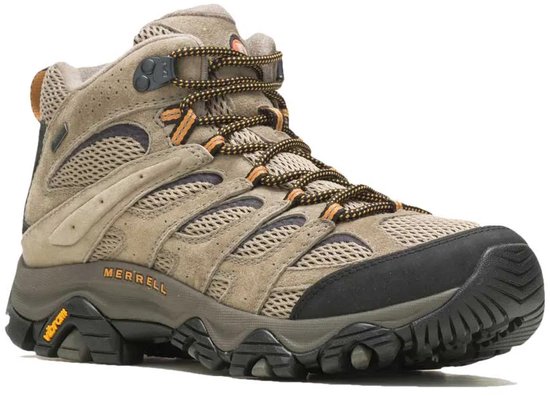 Bruine Merrell mid-top wandelschoen met zwarte accenten en oranje veters.