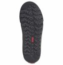 Onderkant van een zwarte Vans-sneaker met profielzool voor extra grip.