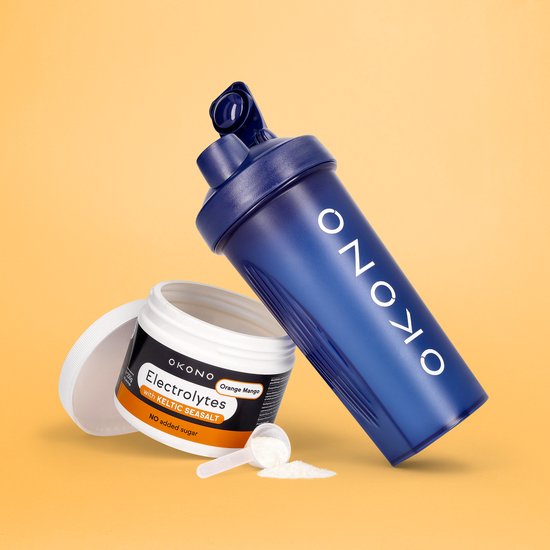 Blauwe OKONO shaker met waterdruppels, een geopende pot OKONO Electrolytes Orange Mango met schepje.