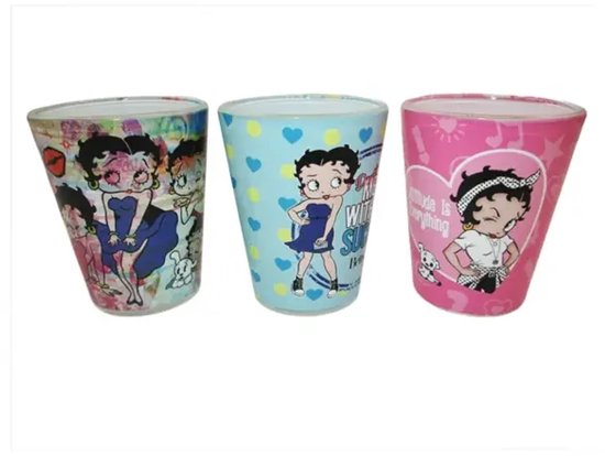 Set van drie Betty Boop shotglazen met kleurrijke ontwerpen, hartjespatronen en de tekst Attitude Is Everything.