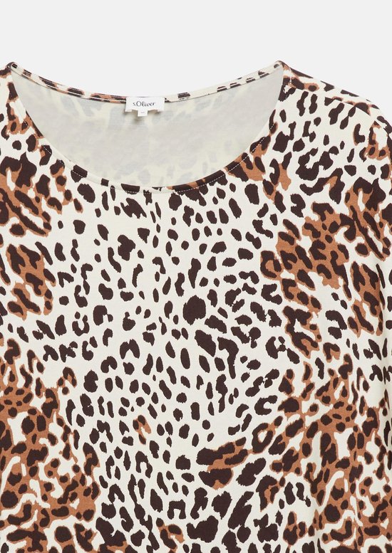 Close-up van een wit T-shirt met bruine en zwarte luipaardprint en S. Oliver-label.