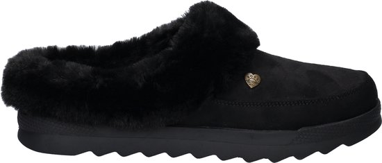 Zijzicht van een zwarte Bob's Skechers pantoffel met zwarte nepbont en hartvormig logo.
