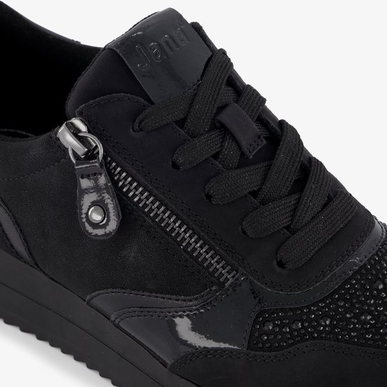 Detail van de voorkant van een zwarte Jana sneaker met veters, ritssluiting en strass steentjes.