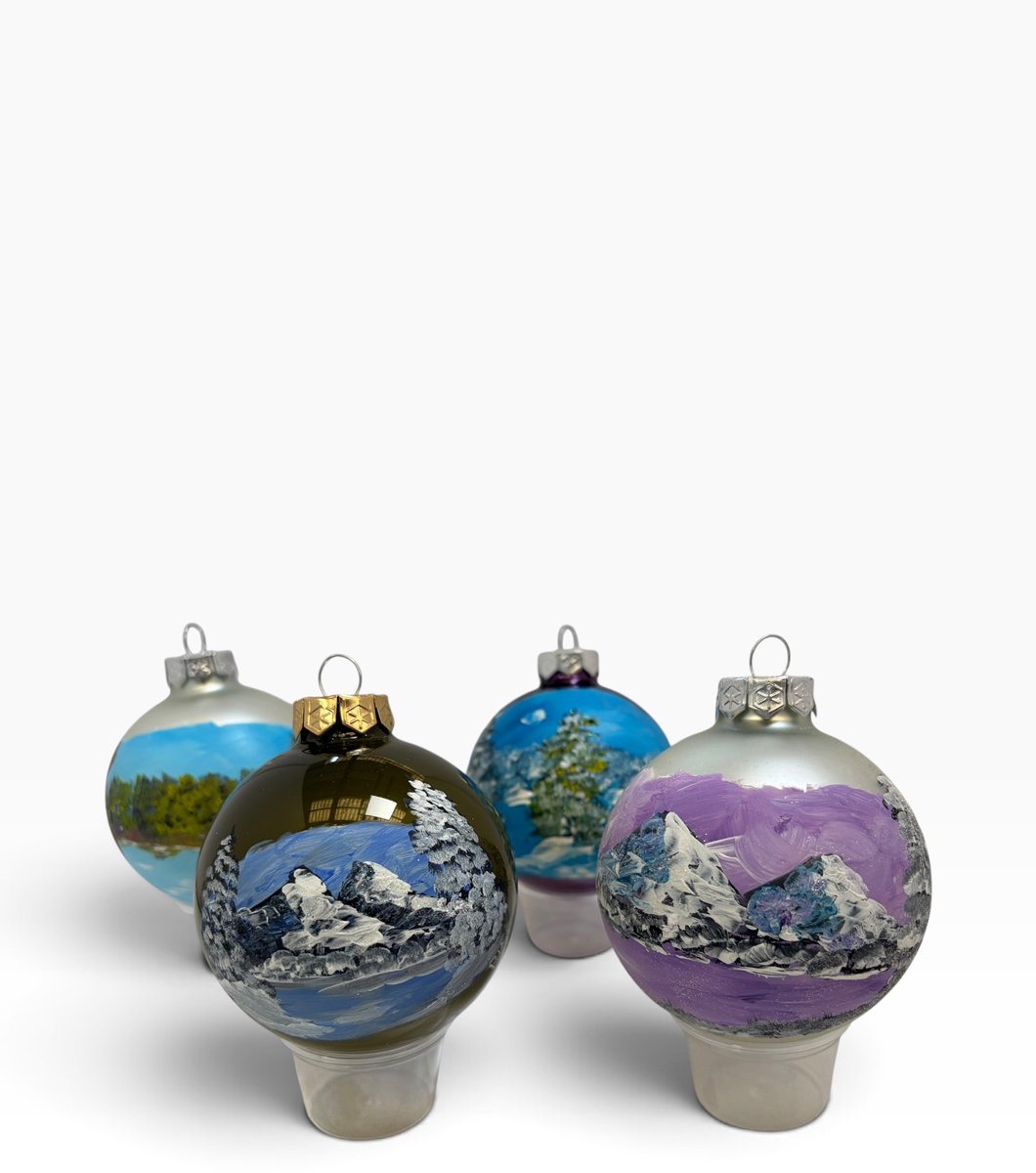 Set van 4 Handbeschilderde Kerstballen – 8 cm – Bob Ross Stijl – Riek van de Bor – zilver, paars, groen & Wit – Met Glitter