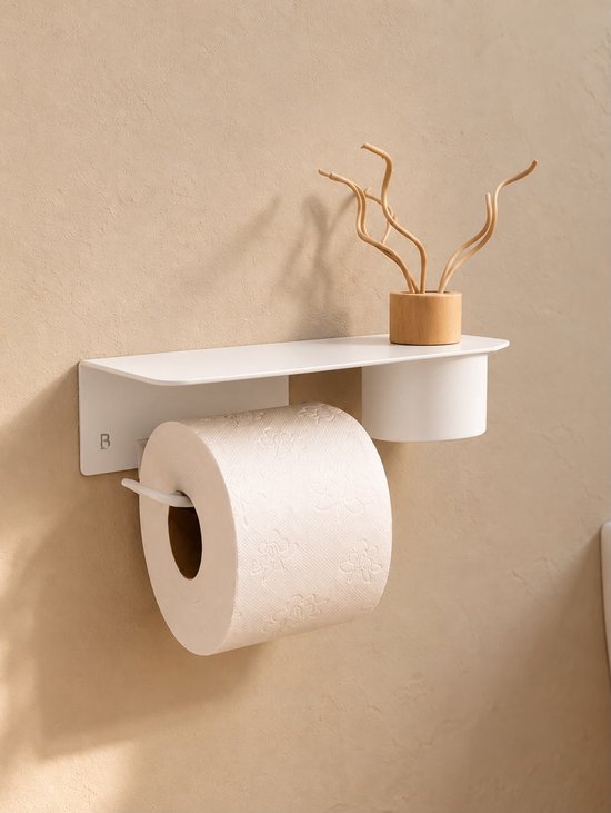 Witte metalen wc-rolhouder met plank en houten geurverspreider aan de wand.