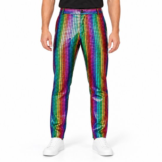 Close-up van een sprankelende regenboog glitterbroek met vierkantjespatroon, gecombineerd met een zwart T-shirt.