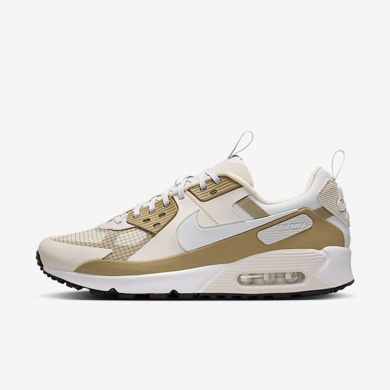 Buitenzijde van de Nike Air Max 90 Drift in beige en olijfgroene tinten met witte zool.