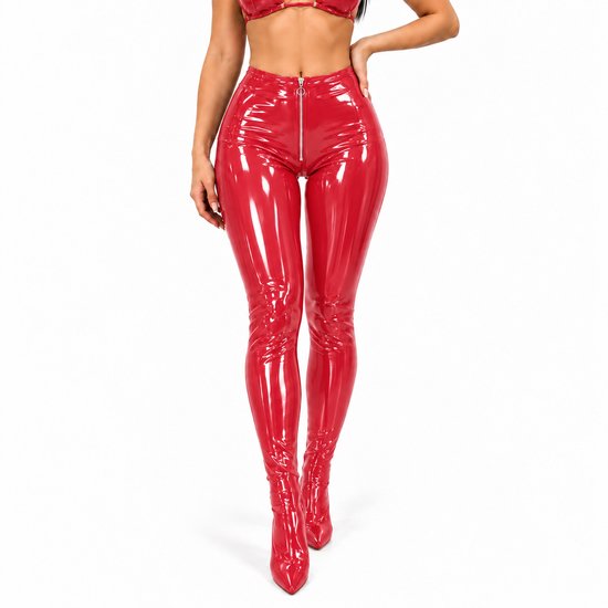 Close-up van de rode, glanzende latex-look broek met rits aan de voorzijde, tegen een witte achtergrond.